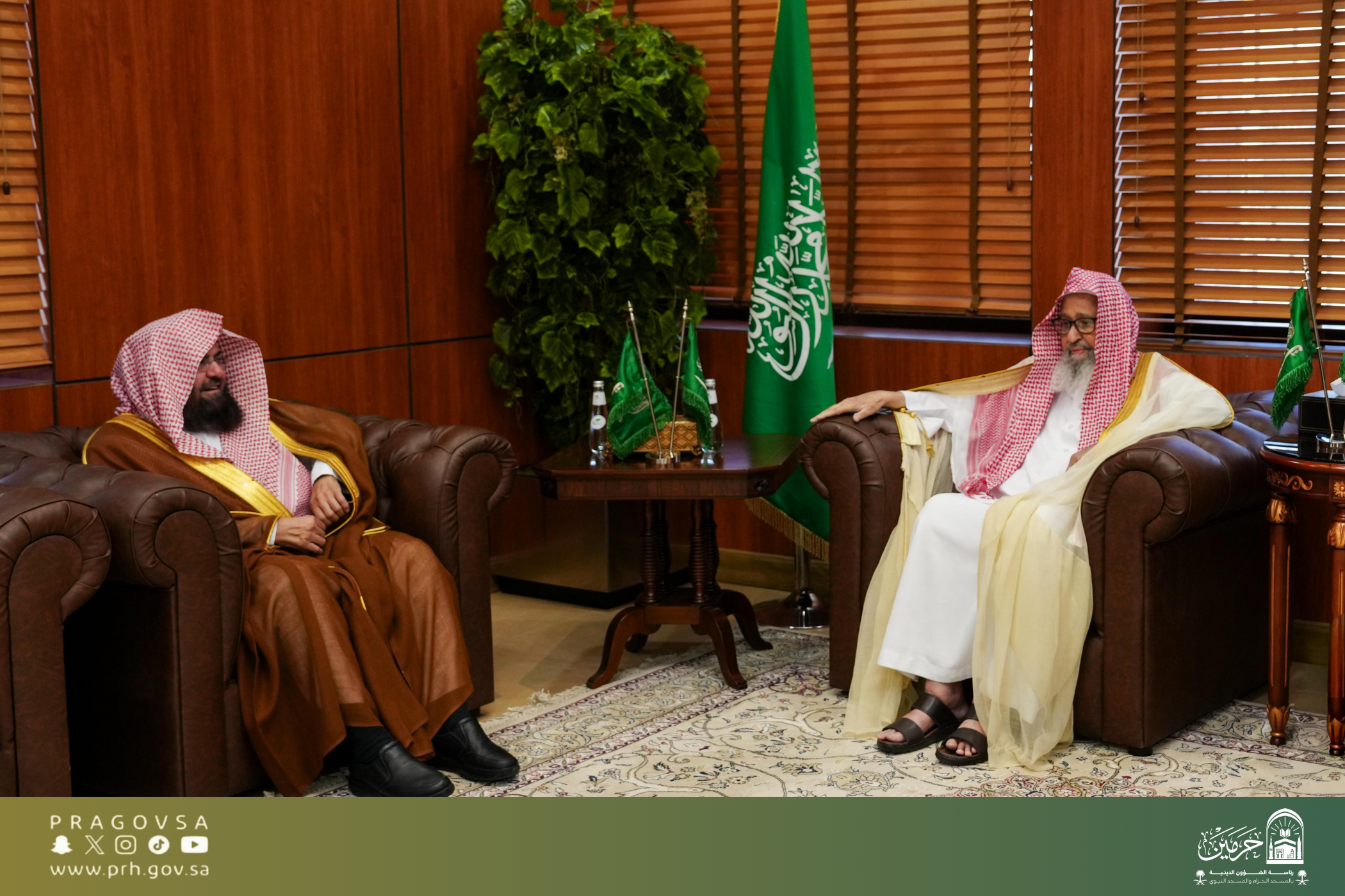 سماحة المفتي العام يشيد بجهود رئاسة الشؤون الدينية ويثمن التعاون الكبير في خدمة الحرمين الشريفين وقاصديهما.